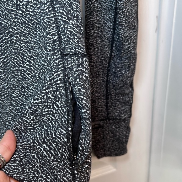 Lululemon Extra Mile 1/2 Zip Reflective Heathered Black pullover, Size 6 - Picture 4 of 8